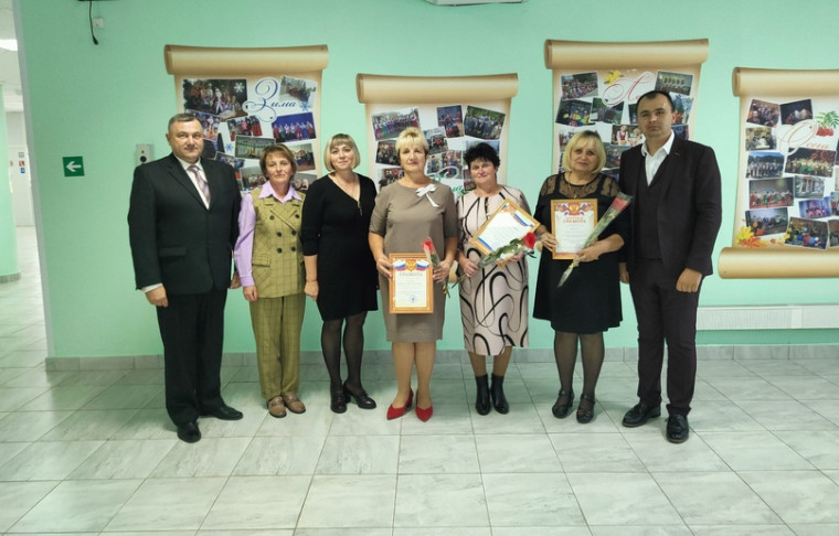 С праздником, дорогие учителя!.